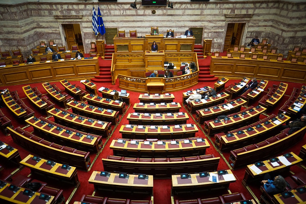Νομοσχέδιο για την Παιδεία: Πολιτική κόντρα και εντάσεις στη Βουλή (video)