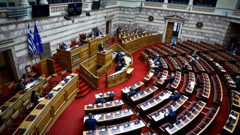 Στο “κόκκινο” η πολιτική αντιπαράθεση ενόψει της προ ημερησίας συζήτησης στη Βουλή