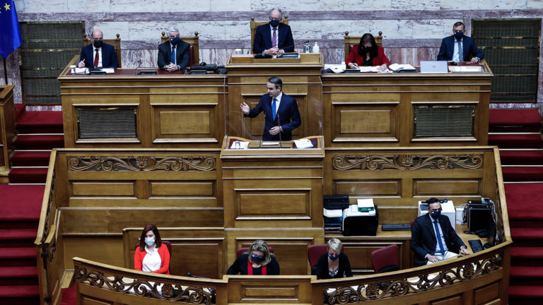 Βουλή: Μετωπική με φόντο το ελληνικό #metoo