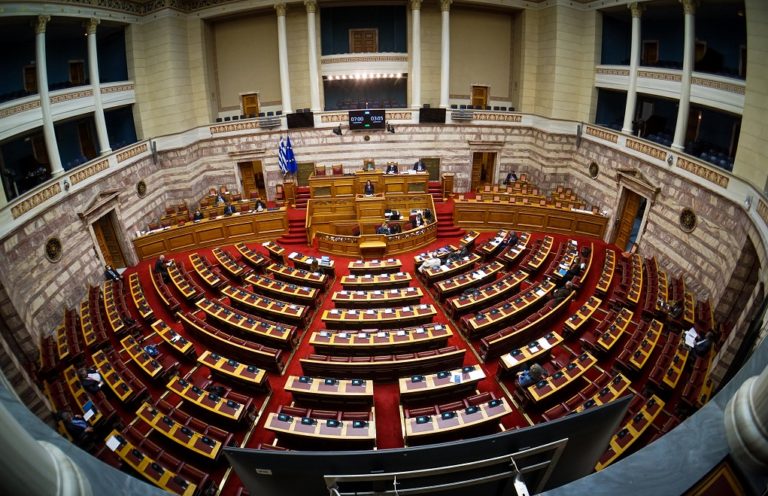 Βουλή: Αντιδράσεις των κομμάτων στην τροπολογία για έκδοση των συντάξεων