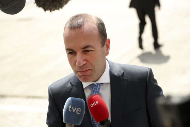 Προτροπή Βέμπερ και ΕΛΚ για επιτάχυνση των διαδικασιών του πιστοποιητικού εμβολιασμού