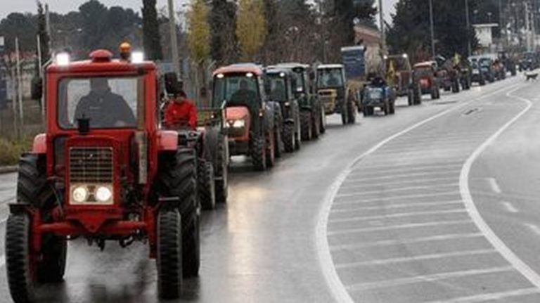 Συλλαλητήριο διαμαρτυρίας με τρακτέρ από τους αγρότες του Τυρνάβου