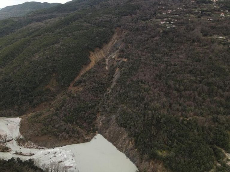 Σε εξέλιξη κατολίσθηση στη Δαφνωτή Άρτας λόγω των έντονων βροχοπτώσεων