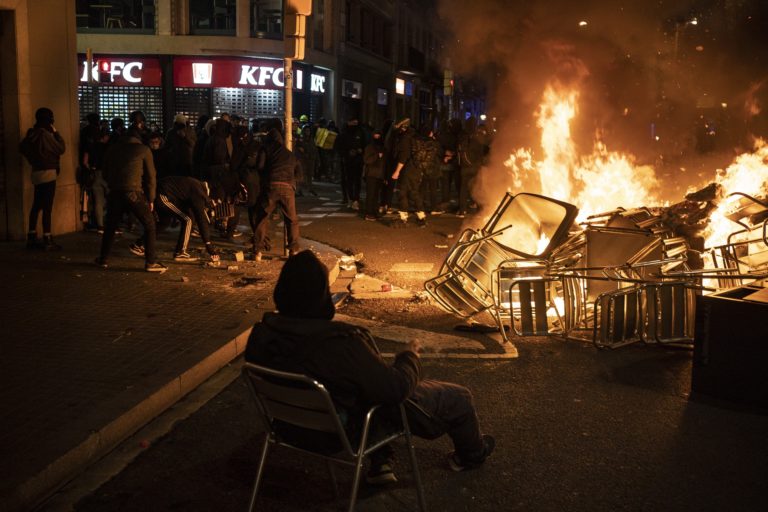 Συνεχίζονται οι βανδαλισμοί και οι ταραχές στην Καταλονία για τον ράπερ