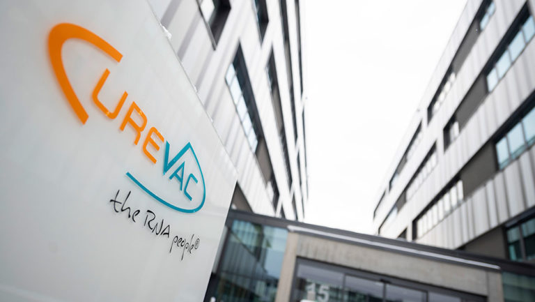 Bayer: Στο τέλος του 2021 θα είναι έτοιμες οι πρώτες δόσεις του εμβολίου Curevac