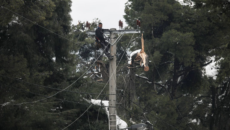 Η “μάχη” της ηλεκτροδότησης – ΔΕΔΔΗΕ: Λιγότερα από 1.000 σπίτια έχουν μείνει χωρίς ρεύμα (video)