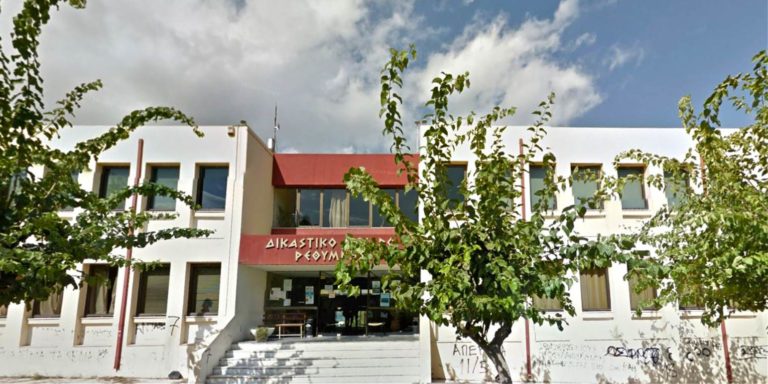 Ποινή 12 μηνών με αναστολή για τον νεαρό που χτύπησε αστυνομικό με το skateboard