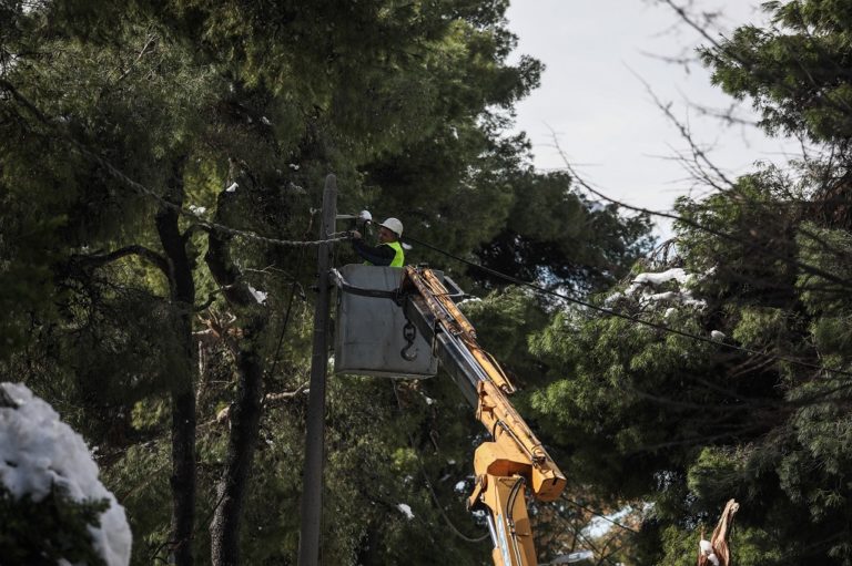 Κακοκαιρία: Σκοτάδι, δέντρα και… σύγχυση αρμοδιοτήτων (video)