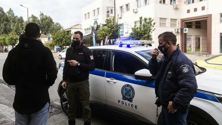Κορονοϊος: 17 συλλήψεις και 2.168 παραβάσεις στο 24ωρο – 31 σε χαρτοπαικτική λέσχη στο Ν. Κόσμο