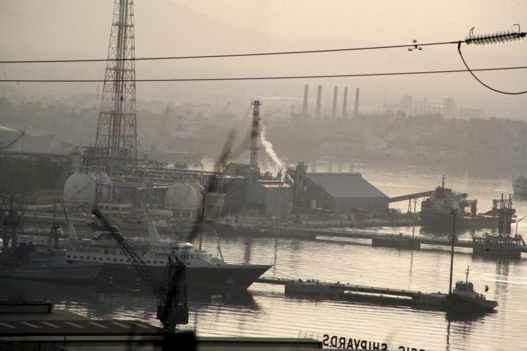Ελευσίνα: Πήρε μικρή κλίση το πλοίο “Μυτιλήνη” μετά από εισροή υδάτων