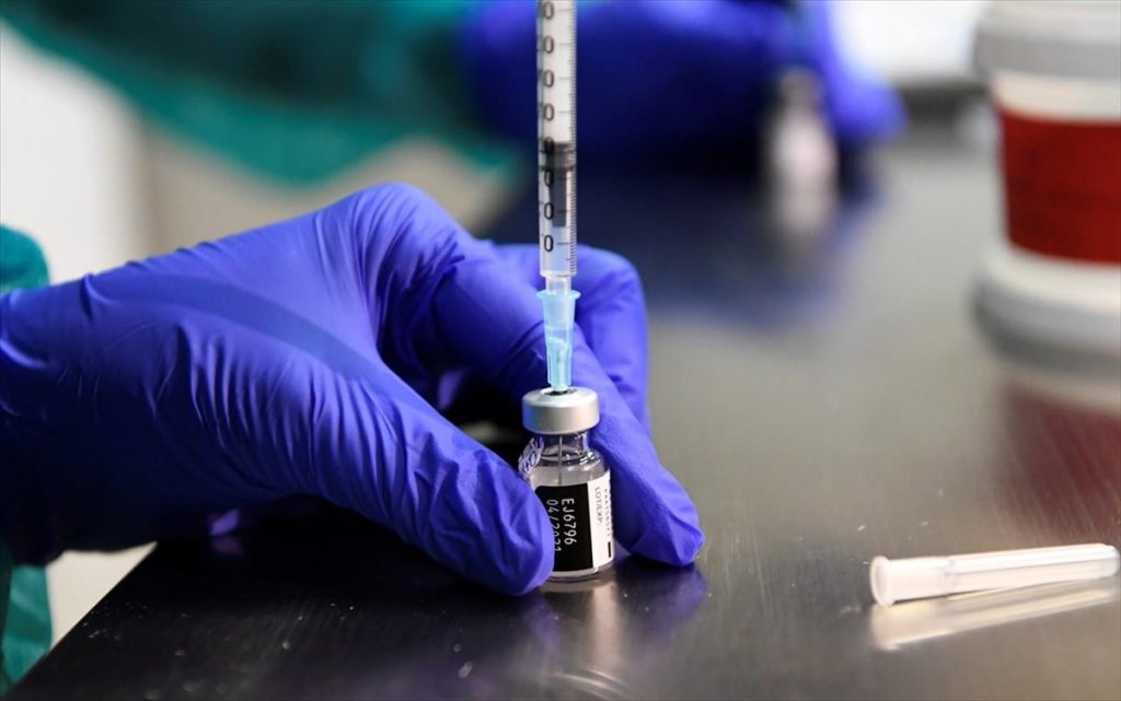 Έρευνα: Ο κίνδυνος μόλυνσης από τα παραλλαγμένα στελέχη παραμένει μετά την α’ δόση του εμβολίου της Pfizer