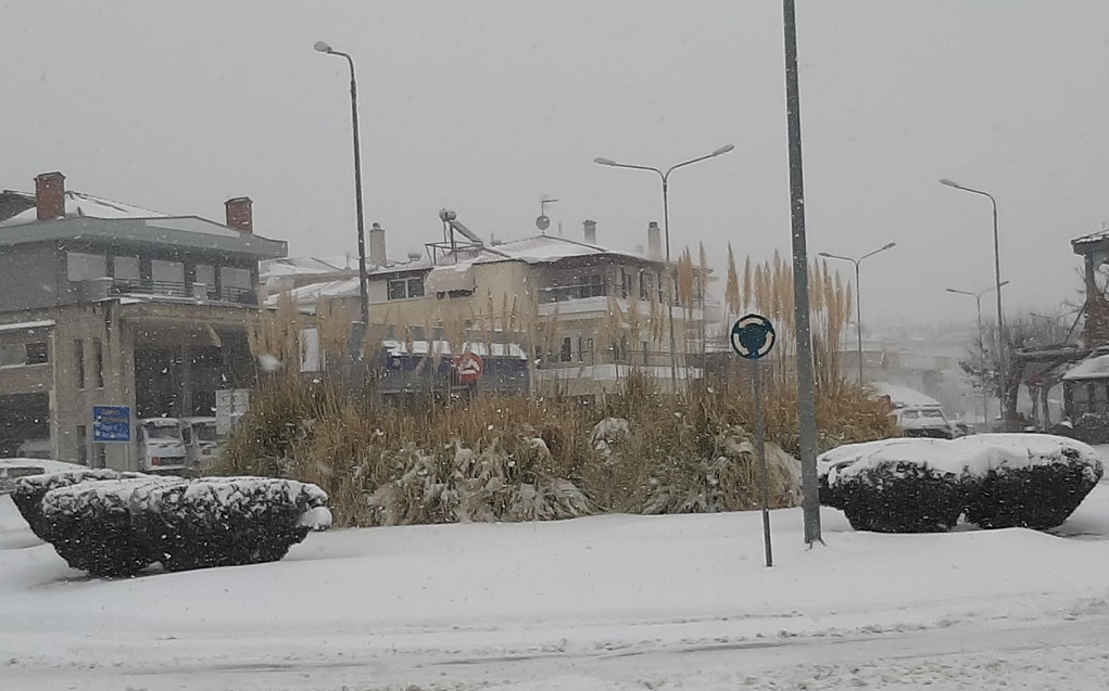 Δ. Μακεδονία: Χιόνι και χαμηλές θερμοκρασίες – Σε εξέλιξη έκτακτη συντονιστική σύσκεψη υπό τον Μ. Χρυσοχοΐδη