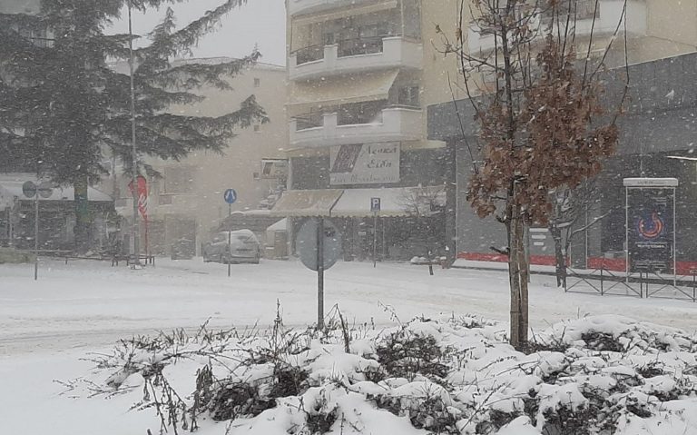 Δ. Μακεδονία: Χιόνι και χαμηλές θερμοκρασίες – Σε εξέλιξη έκτακτη συντονιστική σύσκεψη υπό τον Μ. Χρυσοχοΐδη