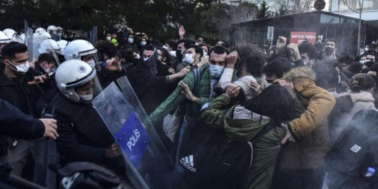 Νέα βίαια επεισόδια μεταξύ φοιτητών και αστυνομίας στην Κωνσταντινούπολη