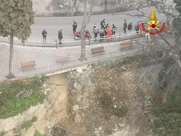 Ιταλία: Κατέρρευσε μέρος νεκροταφείου στην ακτή του Camogli – Πολλά τα φέρετρα στην θάλασσα