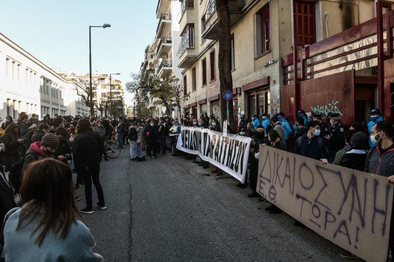 Συγκέντρωση διαμαρτυρίας καλλιτεχνών έξω από το Υπουργείο Πολιτισμού (video)