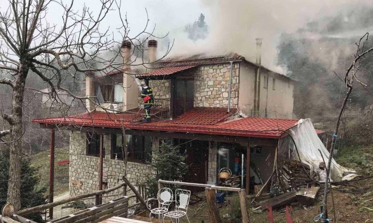 Λίμνη Πλαστήρα: Πυρκαγιά σε ξενώνα προκάλεσε εκτεταμένες ζημιές