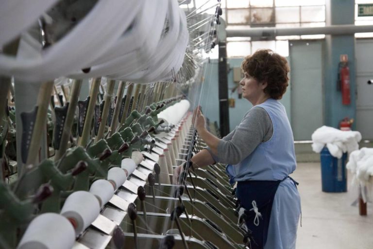 Μείωση κατά 30% στον τζίρο της βιομηχανίας ένδυσης κατά το 2020