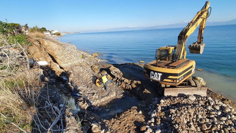 Άρχισαν τα αντιδιαβρωτικά έργα για την προστασία του Κορινθιακού Κόλπου