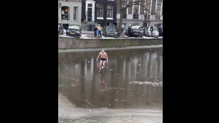 Άμστερνταμ: Viral πατινάζ με μαγιό, και “bonus”… βουτιά σε παγωμένο κανάλι