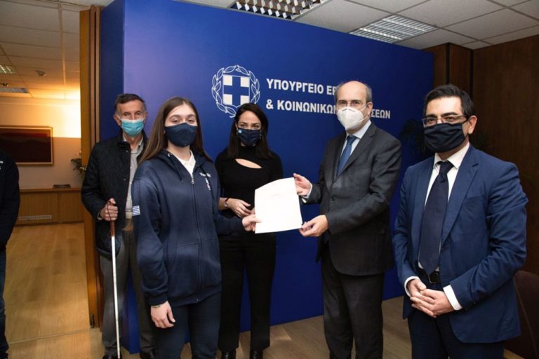 Βράβευση της μαθητικής ομάδας «Plaisiobots» από τον  Κ. Χατζηδάκη