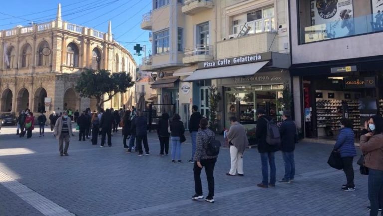 Ηράκλειο: Υπομονή και αποστάσεις στις ουρές για rapid test
