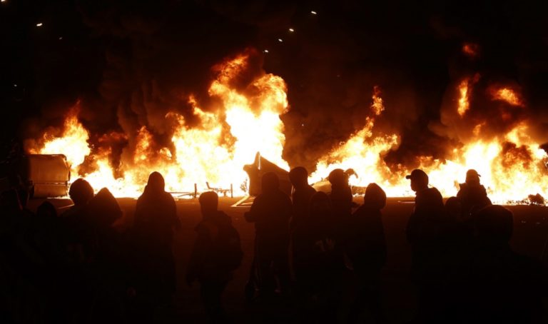 Τέταρτη νύχτα ταραχών στη Βαρκελώνη και τη Χιρόνα στην Ισπανία