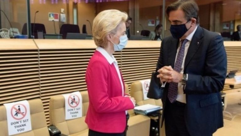 Φον ντερ Λάιεν-Σχοινάς για τα εμβόλια: Η Ευρώπη ενωμένη απέναντι στον ιό
