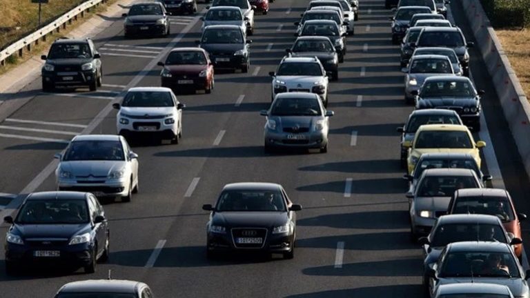 Τέλη Κυκλοφορίας: Στο στόχαστρο της ΑΑΔΕ 75.000 οδηγοί που δεν πλήρωσαν το «σήμα» του 2016