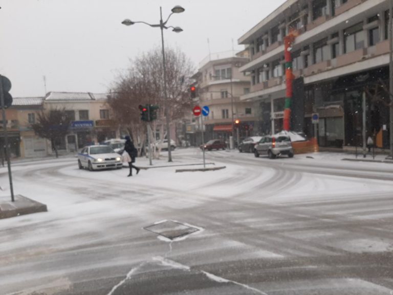 Κοζάνη: Η κακοκαιρία συνεχίζεται με χαμηλές θερμοκρασίες και πυκνή χιονόπτωση