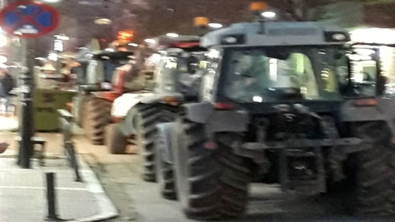 Με τα τρακτέρ  οι αγρότες στο κέντρο της Λάρισας