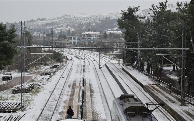 ΤΡΑΙΝΟΣΕ: Δέντρο έπεσε σε τρένο – Προσπάθεια να μείνει ανοικτό το δίκτυο