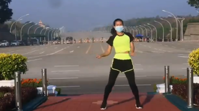 Viral βίντεο από τη Μιανμάρ: Συνέχισε να κάνει γυμναστική ενώ πίσω της γινόταν… πραξικόπημα