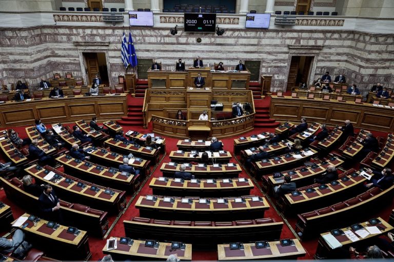 Σκληρή κόντρα στη Βουλή κατά τη συζήτηση του ν/σ για τα πανεπιστήμια (video)