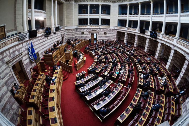 Στη βουλή η πολιτική αντιπαράθεση για τα γεγονότα στη Ν. Σμύρνη (video)