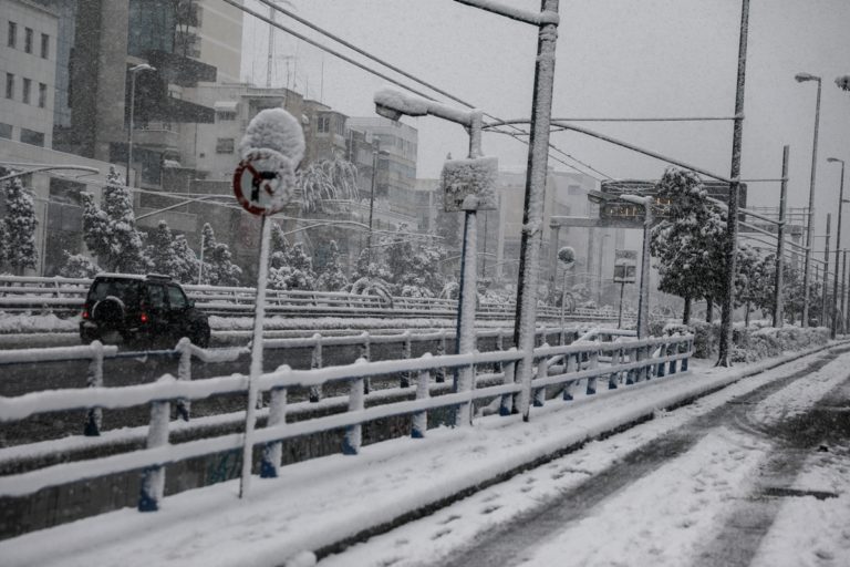 Η “Μήδεια” πάγωσε τους δρόμους στην Αττική  (photo/video)