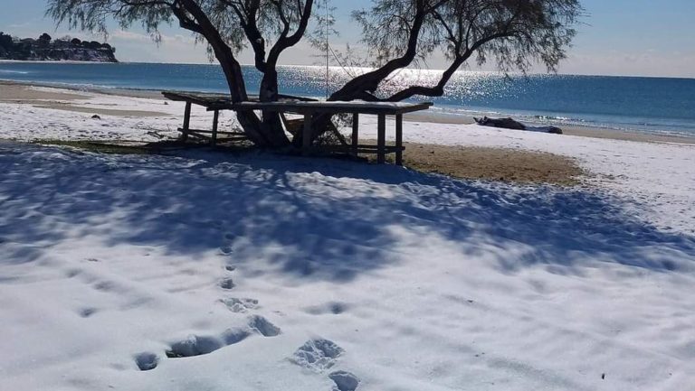 Ροδόπη: Χιόνι εκεί που “σκάει” το κύμα στους παραθαλάσσιους οικισμούς