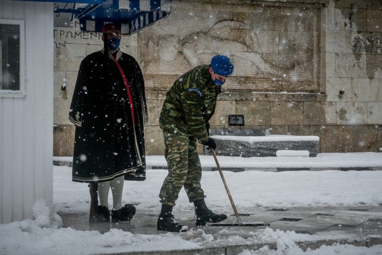 Πρωτοφανής χιονιάς πλήττει την Αθήνα (video)