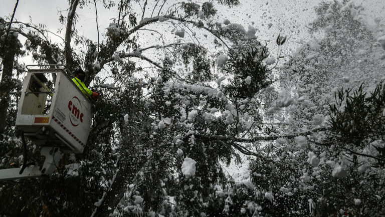 Πού επικεντρώνονται οι εργασίες αποκατάστασης του ρεύματος από τον ΔΕΔΔΗΕ (video)