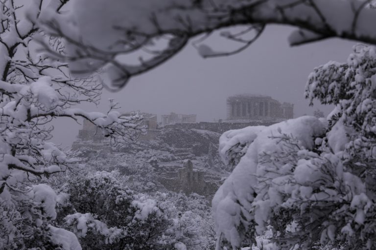 Στον “πάγο” η Αττική – Προβλήματα σε όλη τη χώρα – Live όλες οι εξελίξεις