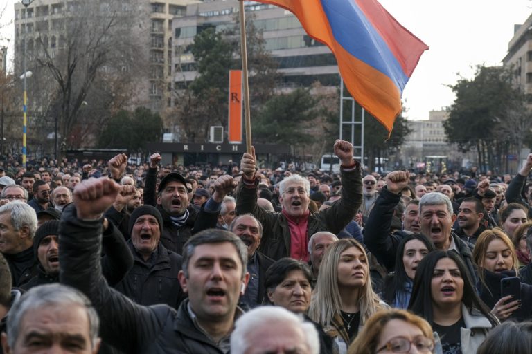Αρμενία: Ένταση έξω από το κοινοβούλιο – Αναβλήθηκε έκτακτη συνεδρίαση της Ολομέλειας