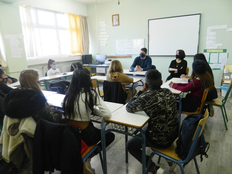 Μεσσήνη: Επίσκεψη δημάρχου στο τμήμα ΖΕΠ με μαθητές Ρομά.
