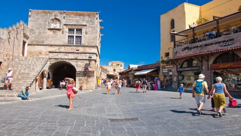 Κλειστές επιχειρήσεις και πολλά ενοικιαστήρια στη Μεσαιωνική Πόλη