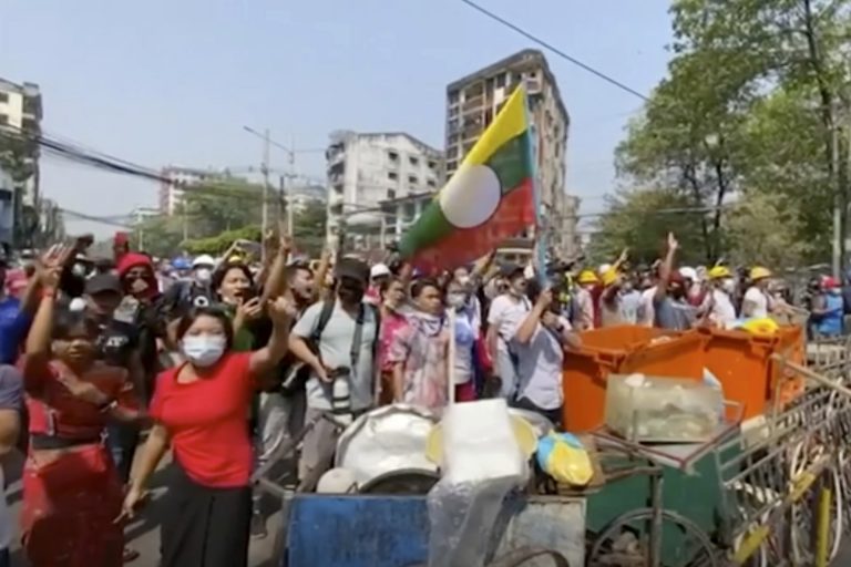 Μιανμάρ: Μεγάλη επιχείρηση καταστολής – Πληροφορίες για νεκρή διαδηλώτρια
