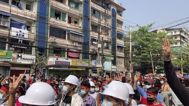 Μιανμάρ: Μεγάλη διαδήλωση στην Γιανγκόν κατά του πραξικοπήματος