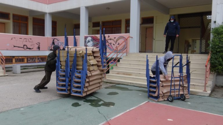 Παράδοση υλικού σε σχολεία της Κορίνθου