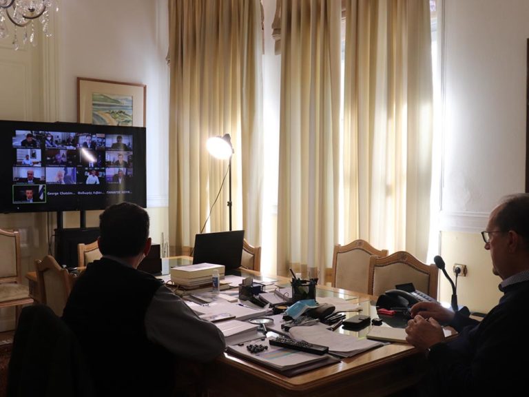 Σύσκεψη των περιφερειαρχών με τον Ν. Χαρδαλιά και υπουργούς για τον κορονοϊό