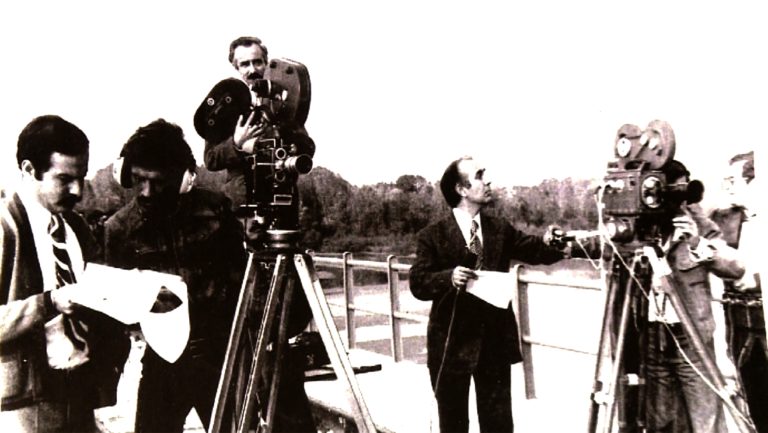 Από το σινεμασκόπ στα επίκαιρα: Το κινηματογραφικό σύμπαν του οπερατέρ και σκηνοθέτη Νίκου Μπιλιλή
