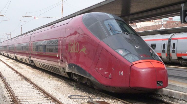 Η Ιταλία παρουσιάζει τα “Covid-free” τρένα