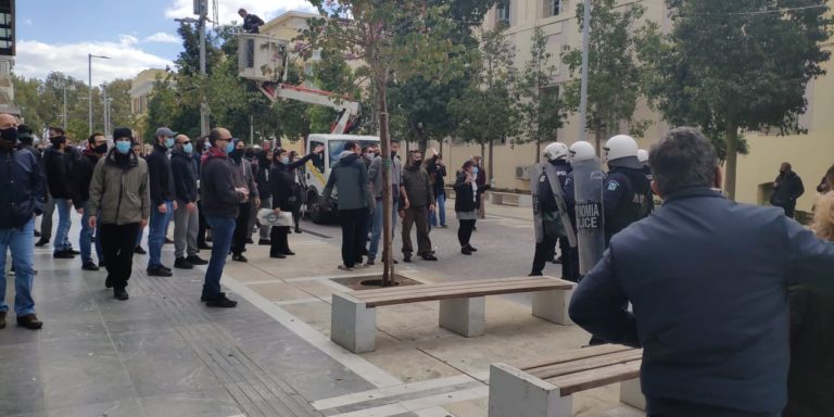 Ηράκλειο: Ένταση έξω από τα Δικαστήρια – Αναβλήθηκε η δίκη των 2 συλληφθέντων για την εισβολή στο γραφείο του Λ. Αυγενάκη